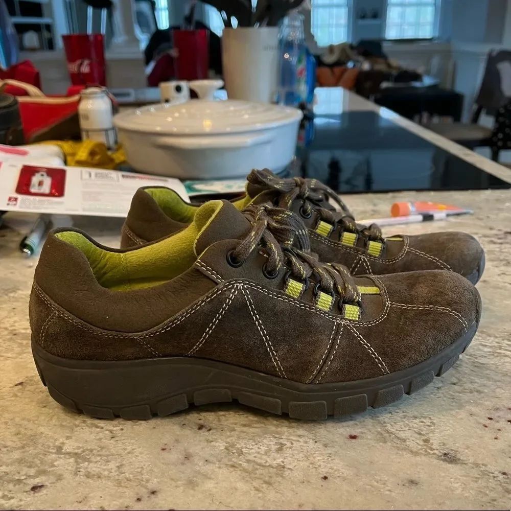 Clarks In Motion Triumph Suede Walking Shoes sz 6 EUC